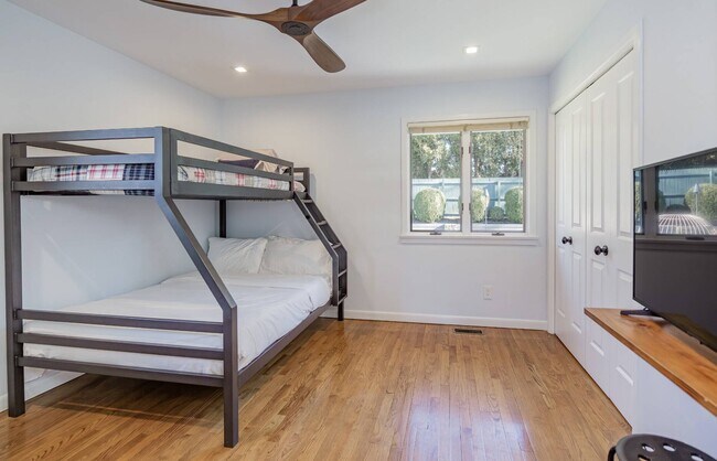 Building Photo - 91 Pantigo Rd