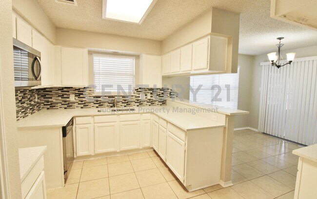 Building Photo - Spacious 2-Story 4/2.5/2 in Lancaster For Rent!