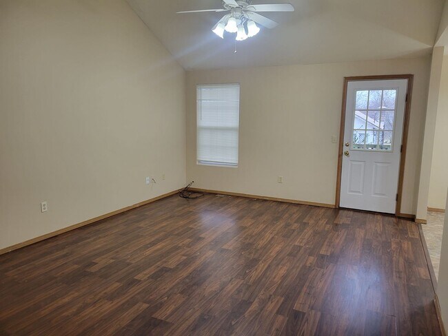 Building Photo - 3 Bedroom 2 Bath Close To Missouri State University $1295