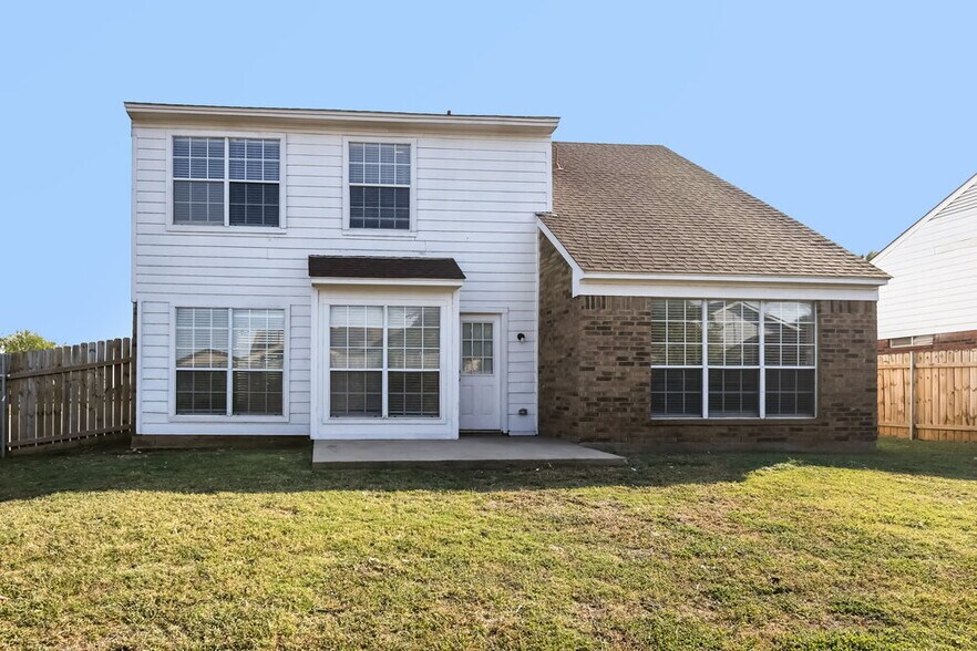 Building Photo - 2500 Creekwood Ln