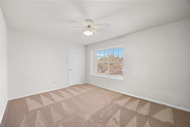 Building Photo - 17121 Valley Glen Rd