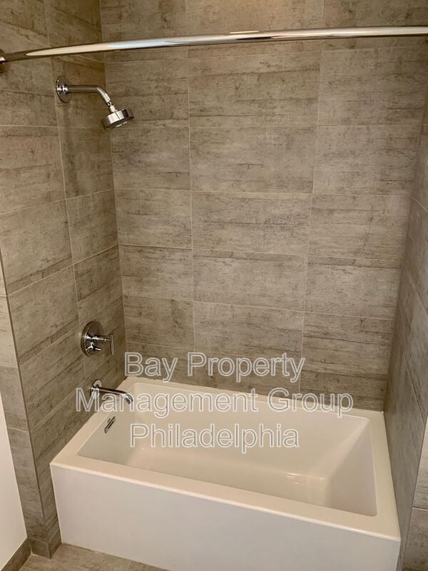 Building Photo - 842 N American St