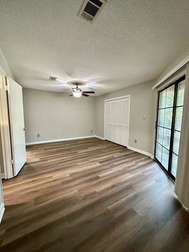 Building Photo - "Two story, 2 bedroom / 2.5 bathroom townhome near Hilaman Golf Course available for August move-...
