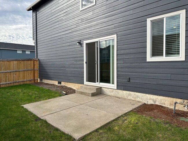 Building Photo - 4 bedroom 2.5 bathroom home!