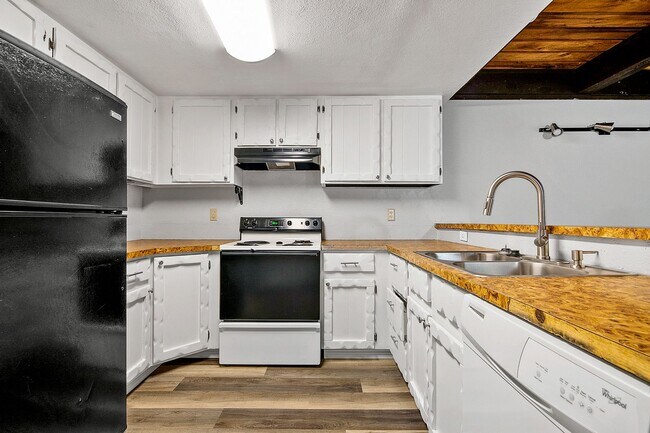 Building Photo - 2bed, 1.5 bath Duplex with Garage & Fenced Yard!