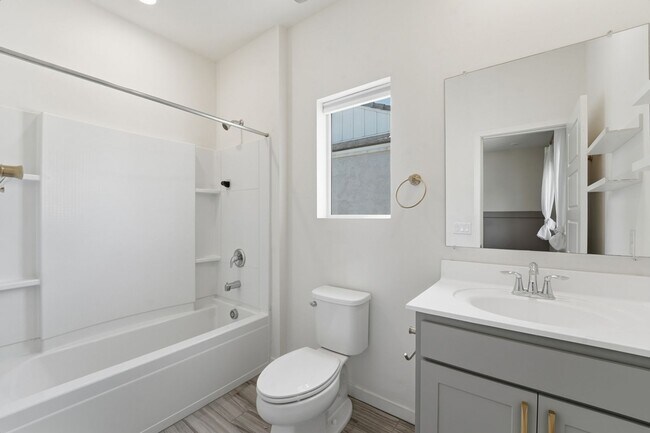 Building Photo - Stylish 2-bedroom, 2.5 bathroom townhouse in a desirable Phoenix location!