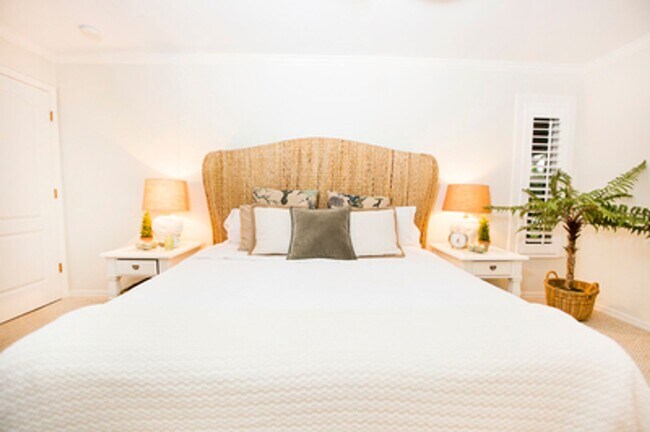 Building Photo - ANNUAL RENTAL - Beach Cottage with 2 Car Garage 'The Lakehouse' in tropical garden