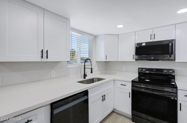 Primary Photo - 550 S Wilbur