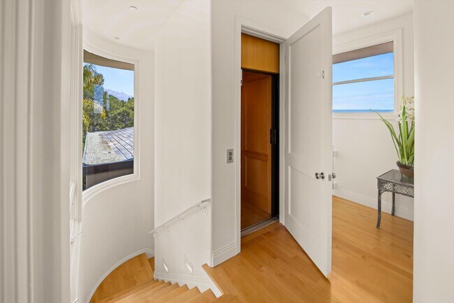 Building Photo - 330 Ortega Ridge Rd