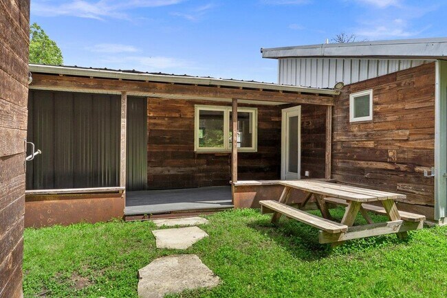 Building Photo - 4305 Leslie Ave