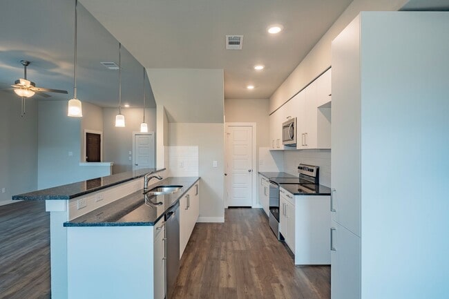 Building Photo - AVAILABLE NOW! GORGEOUS 4 BEDROOM DUPLEX LOCATED IN MIDLOTHIAN ISD!