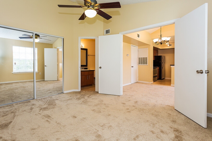 Building Photo - 421 Fountainhead Cir