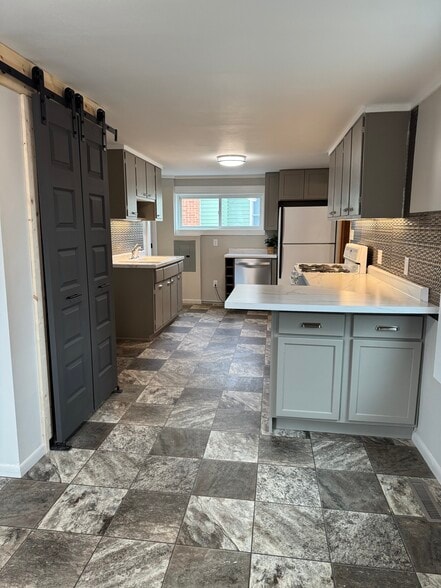 Building Photo - 923 7th St S