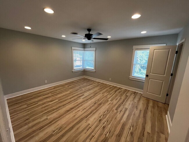 Building Photo - 4Bed/3Bath Renovated Student friendly housing