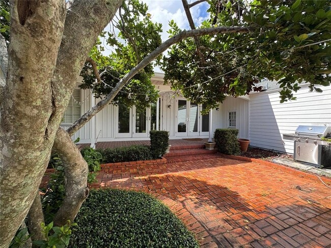 Building Photo - 912 S Himes Ave