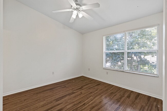 Building Photo - Close to UF Two Story Townhouse