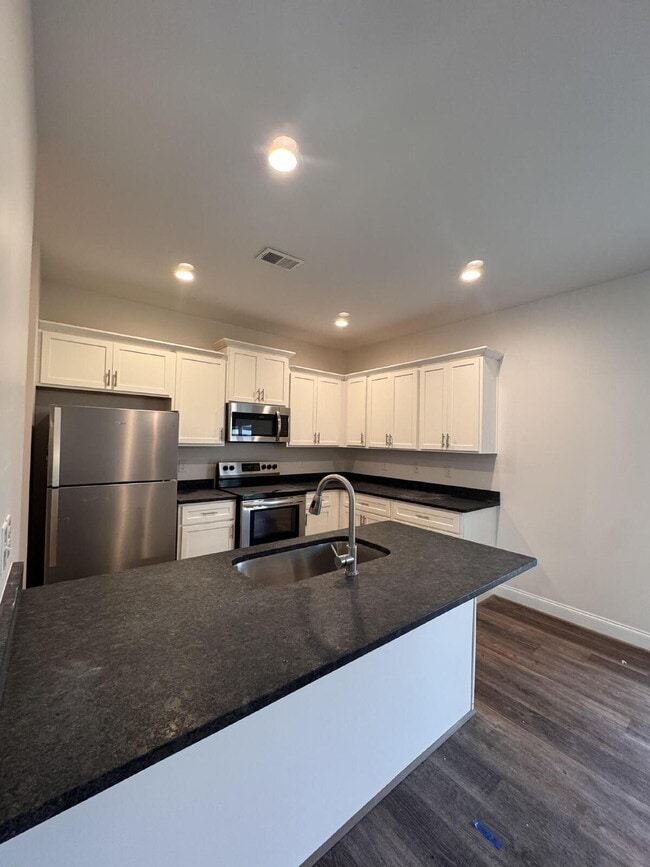 Building Photo - Sign a 12-month lease now and receive the ...