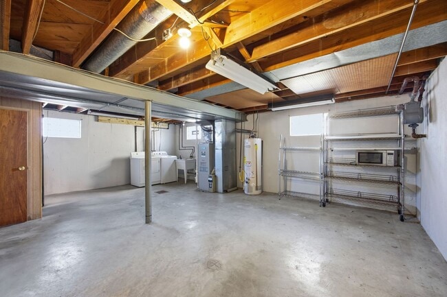 Building Photo - DELHI - Charming Brick Cape Cod 3-4 bed 1.5 bath.