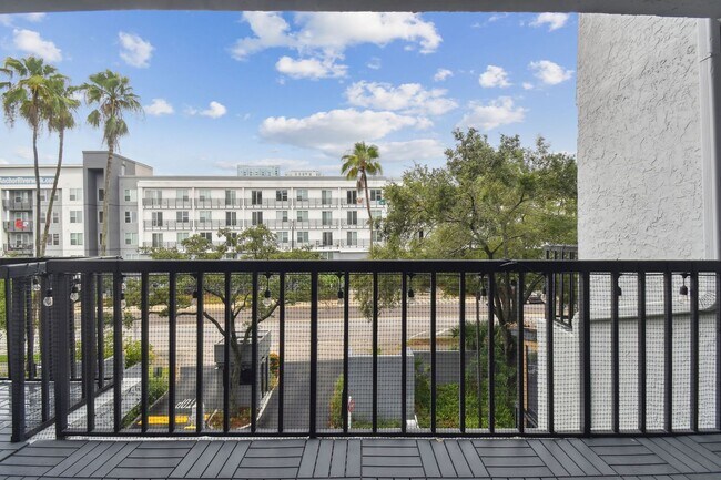 Building Photo - Charming 1 Bed, 2 Bath Condo in the Vibran...