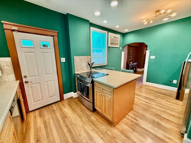 Building Photo - SPACIOUS & MODERN 3 BED/2.5 BA HOUSE w/ AC-Inlaid HARDWOOD Flooring-WASHER/DRYER & Rear PATIO in ...