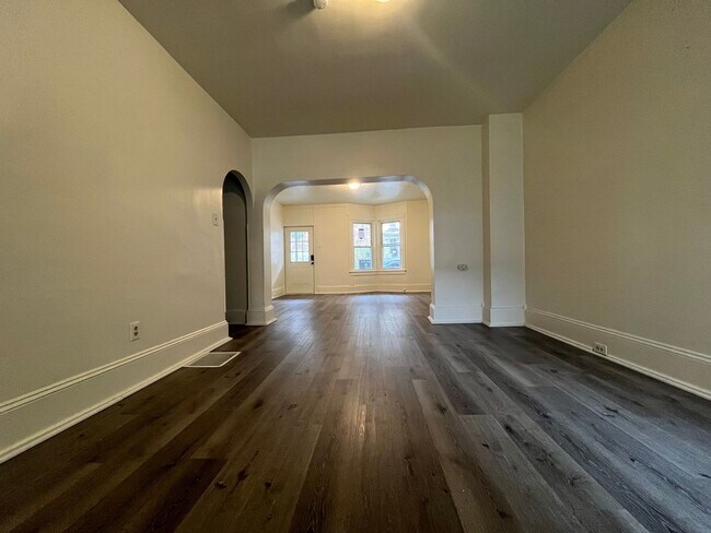 Building Photo - Jamestown St 142-144