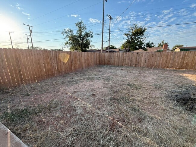 Building Photo - AMRR: East Lubbock Home ready for Immediate move in!