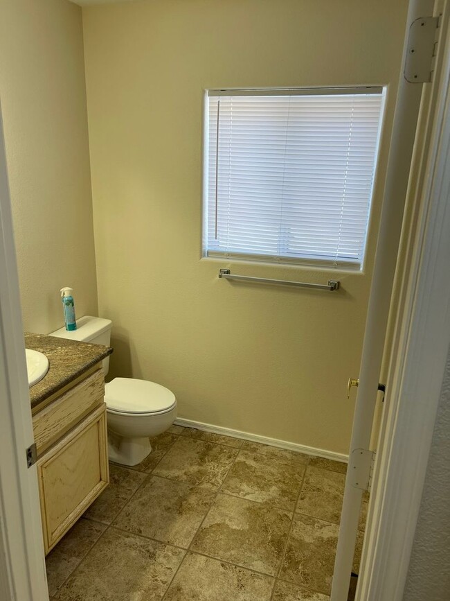 Building Photo - Move in Quick! 2 Bedroom Townhome in Sun C...