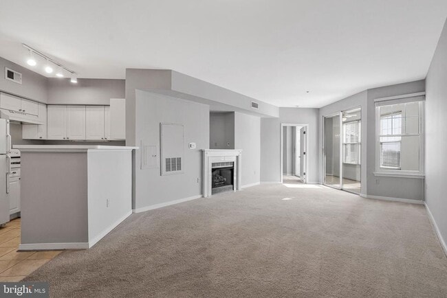 Building Photo - 1625 International Dr