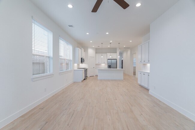 Building Photo - 10747 Pine Pink