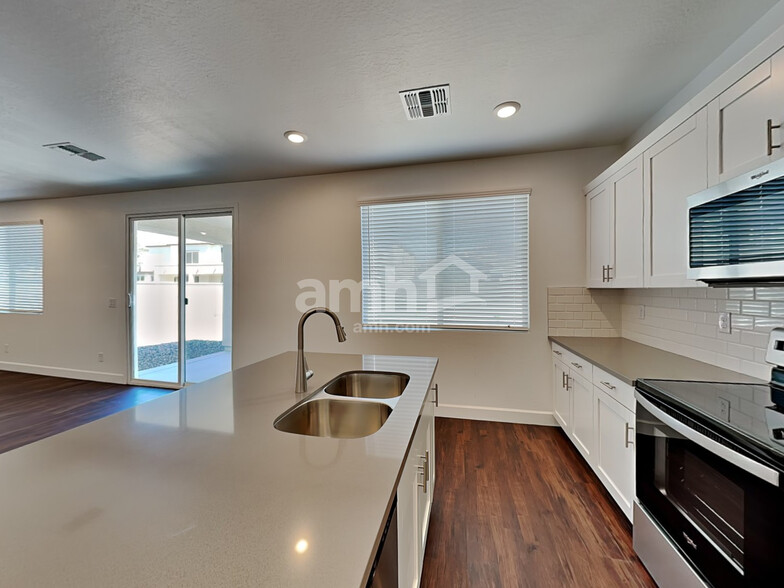 Building Photo - 6615 S 42nd Dr