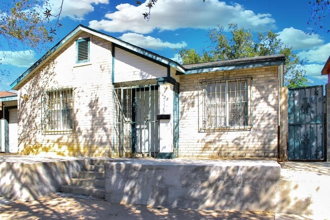 Building Photo - 1405 Reagan Dr