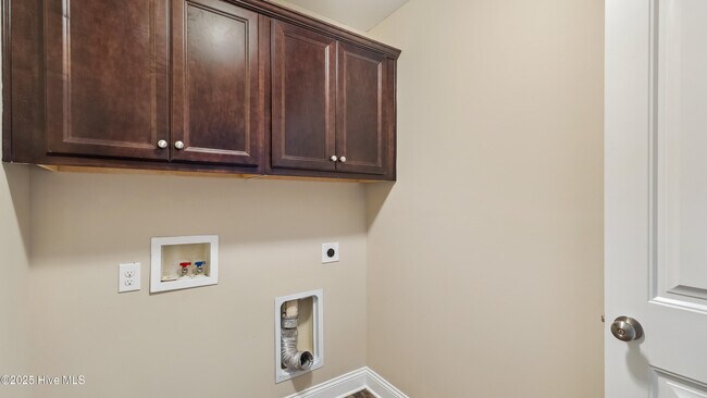 Building Photo - 110 Queens Cove Way
