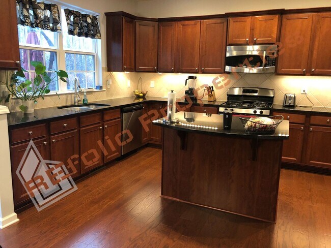 Building Photo - 8643 Macedonia Lake Dr