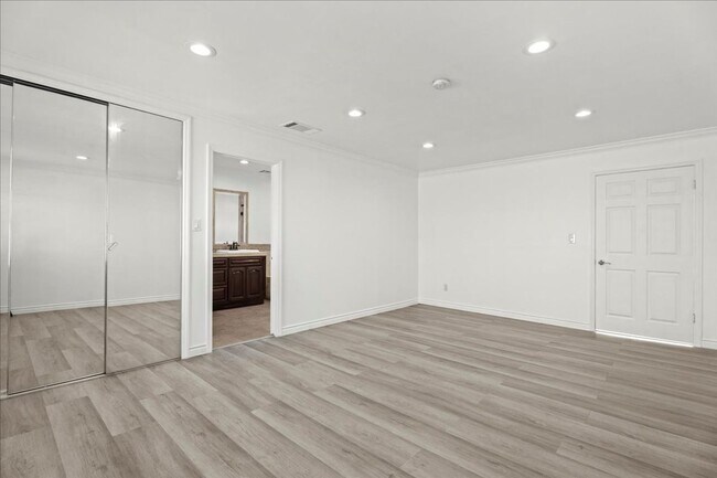 Building Photo - Updated 3-Bedroom Home with Outdoor Kitche...