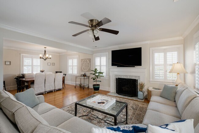 Building Photo - Fully furnished- Beautiful Forest Hills Home