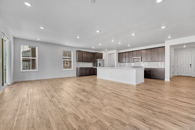 Building Photo - $4,450.00, 5 bed, 4.5-bath located in Broo...