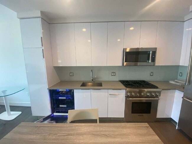 Building Photo - FURNISHED OR UNFURNISHED! One of the Most Desirable Locations On the Wharf!  1 Bed at the VIO! Av...