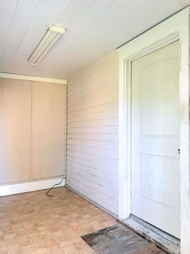 Building Photo - 2 Bedroom 1 Bath Home