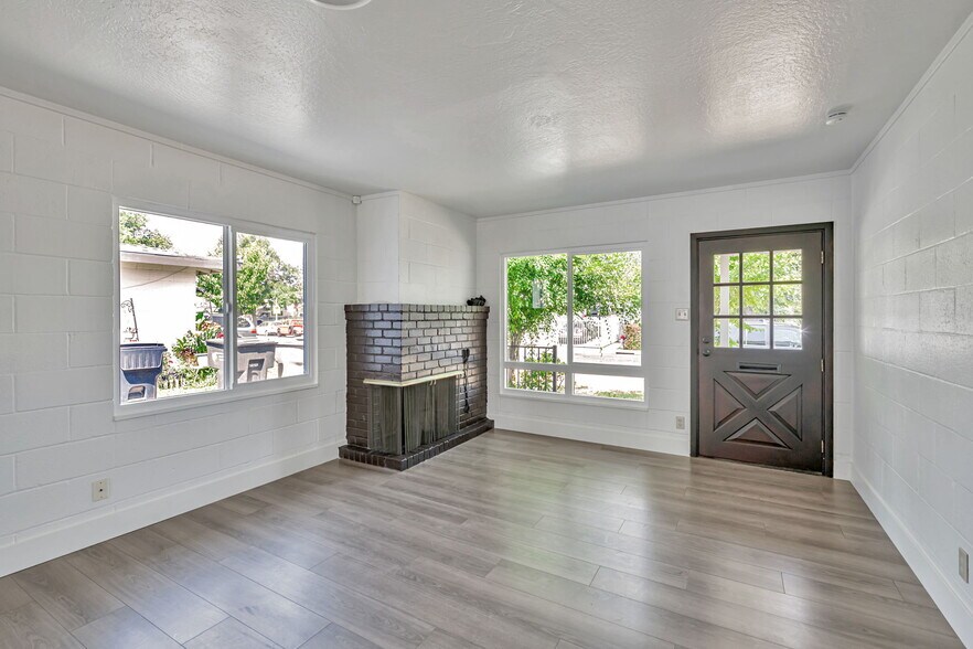 Building Photo - 5400 Valletta Way