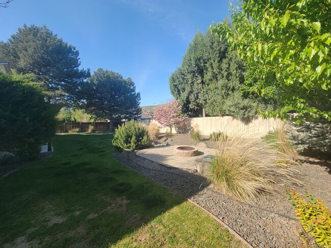 Building Photo - Perfect Family Home Near Badger Mountain –...