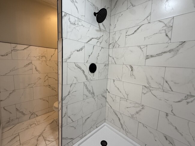 Building Photo - 728 W 39th St