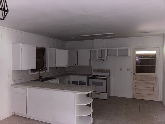 Building Photo - Newly renovated 3 bed 2 bath home in private area