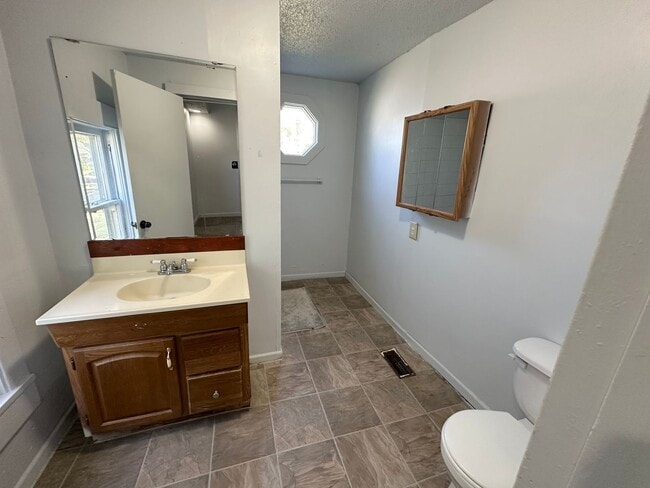 Building Photo - 4 bedroom / 2 bath home with lots of room!