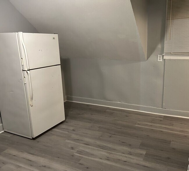 Building Photo - 323 4th Ave NE