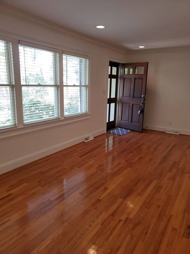 Building Photo - Spacious home in the Augusta Road Community - Lawn care included!