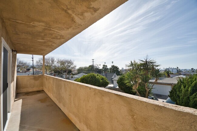 Building Photo - j125