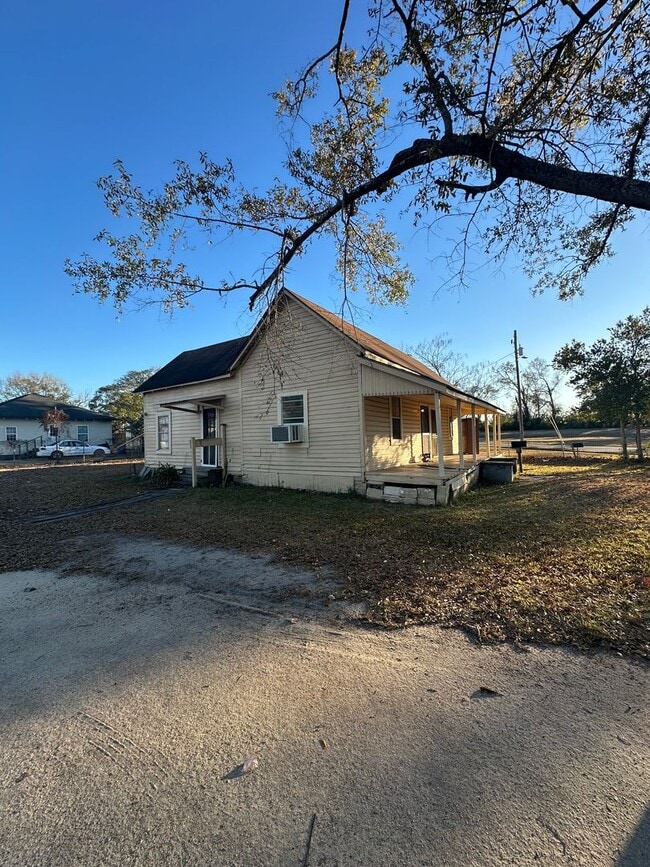 Building Photo - 2 bed/1 bath House Under Renovations