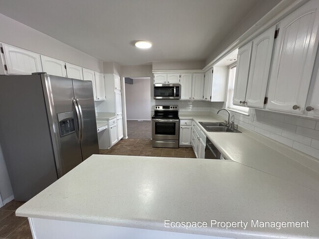 Building Photo - Four Bedroom House in the Smoky Hill neigh...