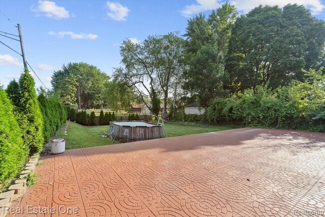 Building Photo - 23944 Fordson Dr