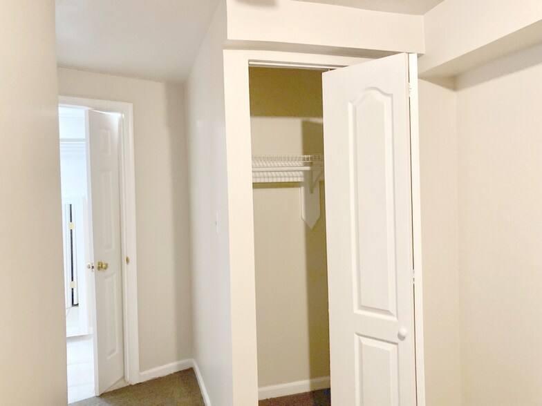 Building Photo - 902 I St SE